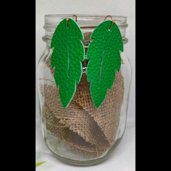 3/$20 Green leaf vegan leather dangle earrings - Picture 2 of 3
